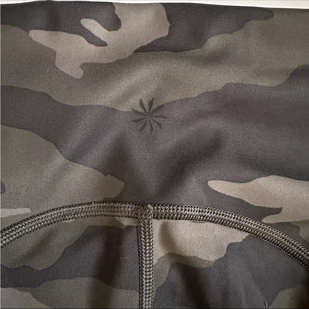 ATHLETA Ultimate Stash Pocket Green Camo Legging Size Small - Picture 10 of 10